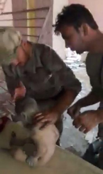 
Cậu bé tội nghiệp mới chỉ 1 tuổi được những người lính phát hiện trong đống đổ nát.
