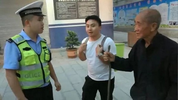 Cụ ông đi bộ hàng chục km để mang trứng tặng cháu khiến dân mạng cảm động - 2 Cháu trai của cụ ông rất bất ngờ và cảm động trước tấm lòng mà ông dành cho mình