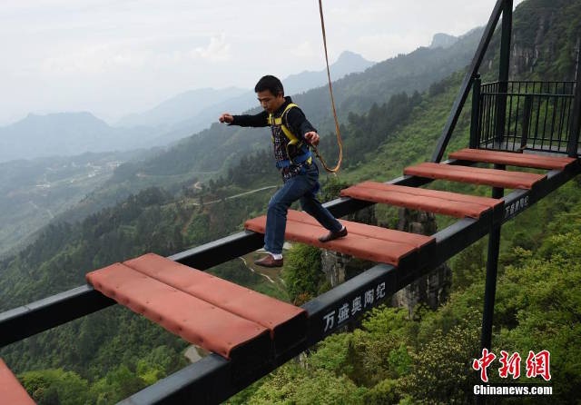 Xuất hiện cây cầu gây kinh hoàng cho bất cứ ai - 1 Du khách thử đi trên cầu đáy kính không có rào chắn xung quanh