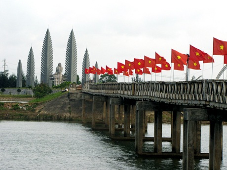 Chương trình giao lưu - nghệ thuật “Quảng Trị - Ký ức những dòng sông” - 1 Cầu Hiền Lương ngày nay. Ảnh: TL.