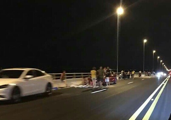 Trải chiếu ngồi nhậu trên... cầu vượt biển dài nhất Việt Nam - 1
Người dân trải chiếu ngồi nhậu trên cầu vượt biển khi dòng phương tiện lưu thông với tốc độ cao sát bên cạnh (ảnh: VietnamNet)