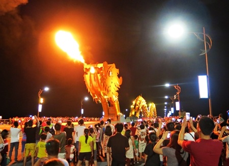 Cầu Rồng không phun lửa trong đêm lễ hội pháo hoa | Báo Dân trí