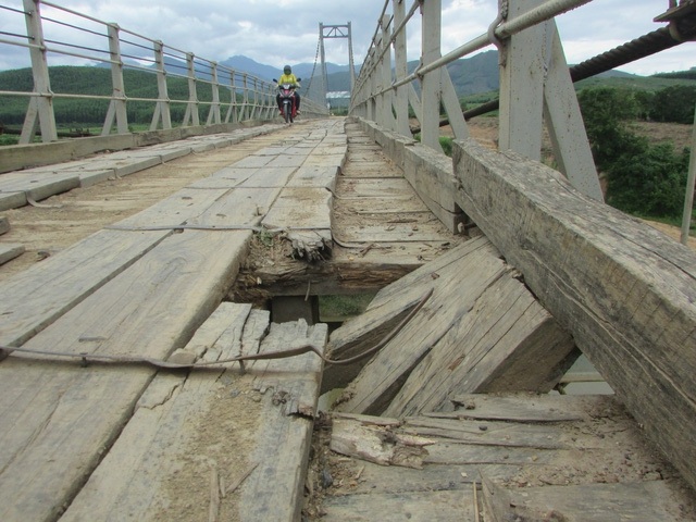 “Biệt phủ” của cô gái 22 tuổi và những vết nứt trong hầm Hải Vân - 6 Được đầu tư tiền tỷ và đưa vào sử dụng từ đầu năm 2017 nhưng đến nay cây cầu treo Noh Prông (xã Hòa Phong, huyện Krông Bông, tỉnh Đắk Lắk) đã lộ rõ dấu hiệu xuống cấp nghiêm trọng, gây không ít nguy hiểm cho người lưu thông qua cầu. (Ảnh: Thúy Diễm)