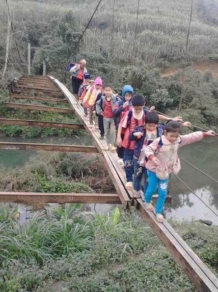 Vụ cầu treo “rụng” gần hết: Tổng cục Đường bộ nói gì? - 1 Các em học sinh ở xã Lỗ Sơn phải vượt suối bằng những cây cầu nguy hiểm (ảnh: Đàm Quang)