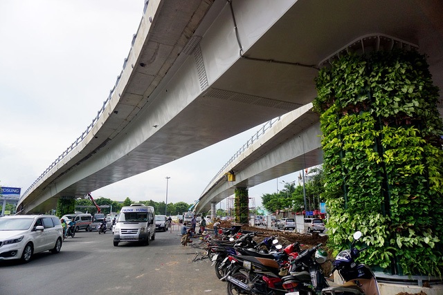 Từ 3/7, lưu thông qua 2 cầu vượt vào Tân Sơn Nhất như thế nào? - 1 Cầu vượt đường Trường Sơn giúp giảm ùn tắc giao thông trước sân bay Tân Sơn Nhất (ảnh Nguyễn Quang)