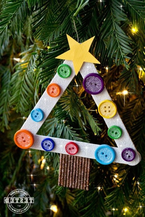 Học cách thiết kế đồ trang trí cho cây thông Noel nhà mình - 7 Với những nguyên liệu cực kỳ dễ kiếm như que kem, cúc áo, dây vải… cùng một chút khéo léo, là bạn đã có ngay món đồ trang trí cây thông không đụng hàng.