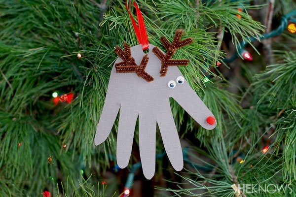 Học cách thiết kế đồ trang trí cho cây thông Noel nhà mình - 8 Dùng một miếng bìa cứng, cắt theo đúng hình bàn tay của chính bạn hoặc người thân, điểm xuyết thêm sừng và mũi để có được một chú tuần lộc.