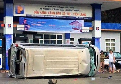 Chiếc xe khách tự lật do trời mưa, đường trơn (ảnh K.M)