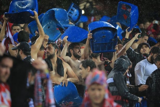 Vì sao CĐV Atletico “ăn trộm” ghế ở sân Vicente Calderon? - 1 CĐV Atletico Madrid tháo ghế sân Vicente Calderon sau trận đấu với Real Madrid