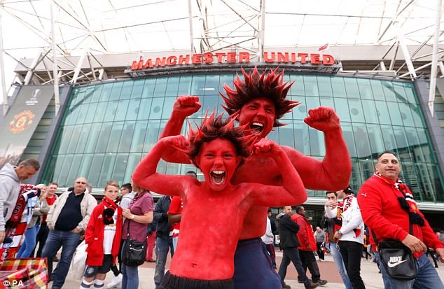 Để “uy hiếp tinh thần” các cầu thủ Celta Vigo, nhiều CĐV MU đã hóa thân thành những chú quỷ. Họ phủ trên người lớp sơn màu đỏ và đội những bộ tóc giả, để sao cho giống quỷ nhất.