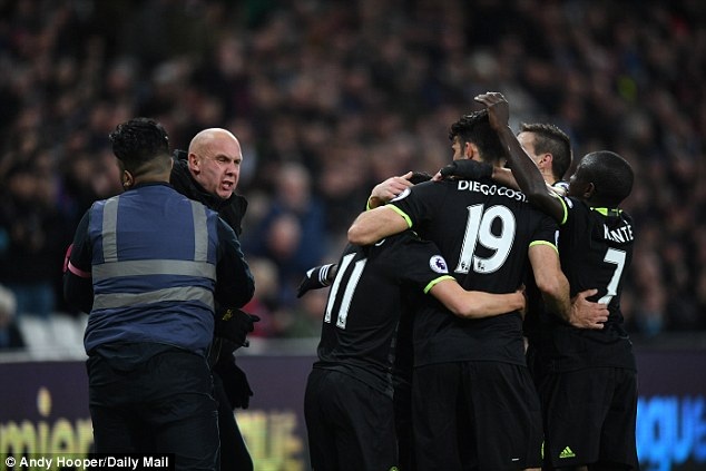 Nổi điên, CĐV cuồng lao xuống sân đòi “tính sổ” với Chelsea - 1 Nổi điên, CĐV cuồng lao xuống sân đòi “tính sổ” với Chelsea - 1