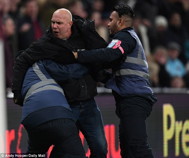 Nổi điên, CĐV cuồng lao xuống sân đòi “tính sổ” với Chelsea - 4 Nổi điên, CĐV cuồng lao xuống sân đòi “tính sổ” với Chelsea - 4