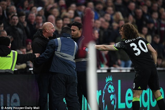 Nổi điên, CĐV cuồng lao xuống sân đòi “tính sổ” với Chelsea - 3 Nổi điên, CĐV cuồng lao xuống sân đòi “tính sổ” với Chelsea - 3