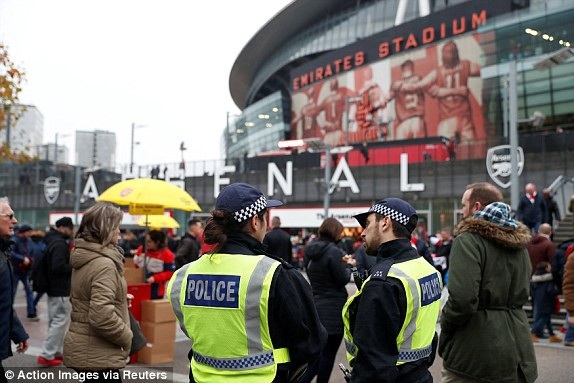 Arsenal 2-0 Tottenham: Chiến thắng xứng đáng - 17
Các nhận viên cảnh sánh có mặt ở Emirates để đảm bảo an ninh cho trận derby bắc London