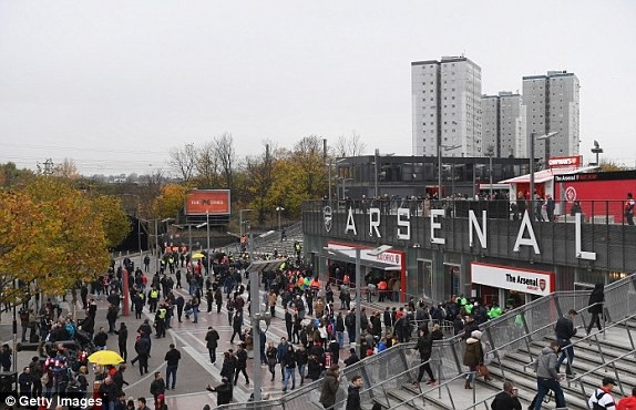 Arsenal 2-0 Tottenham: Chiến thắng xứng đáng - 15
Emirates mở cửa đón cổ động viên vào sân trước giờ bóng lăn