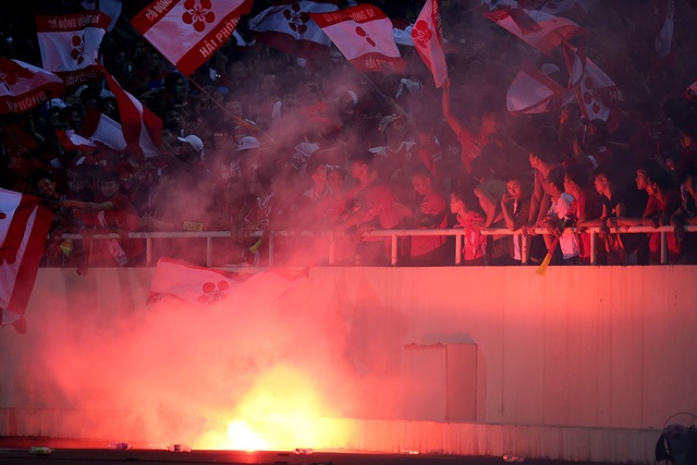 V-League nhuốm màu bạo lực, trách nhiệm của VPF ở đâu? - 1 V-League do VPF tổ chức ngày càng nhiều sự cố (ảnh: Gia Hưng)
