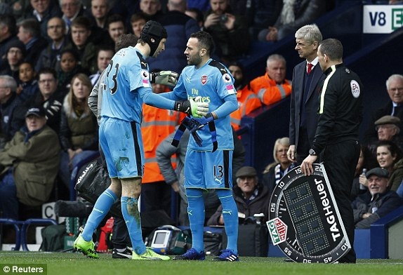 West Brom 3-1 Arsenal: Trái đắng cho Wenger - 3
Cech (trái) rời sân nhường chỗ cho Ospina