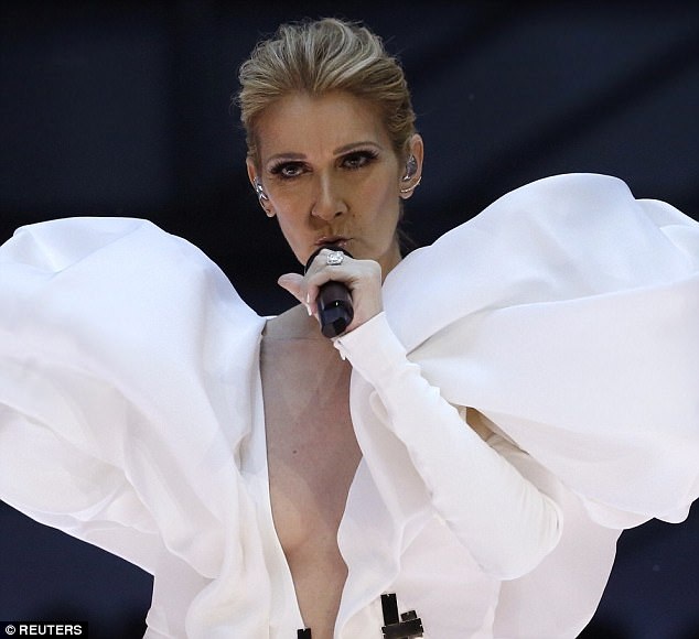 Celine Dion đeo nữ trang 3 triệu đô la lên sân khấu - 1
Nữ danh ca Celine Dion bất ngờ tái xuất trên sân khấu lễ trao giải Billboard diễn ra hôm nay tại Mỹ
