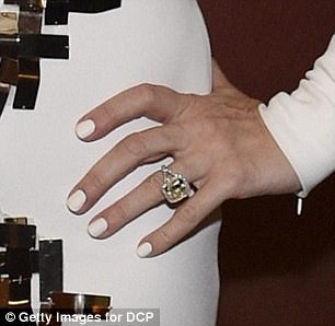 
Nữ ca sỹ người Canada còn gây ấn tượng khi đeo 2 chiếc nhẫn kim cương bự của hãng Harry Kotlar có giá tới 3 triệu đô lên sân khấu
