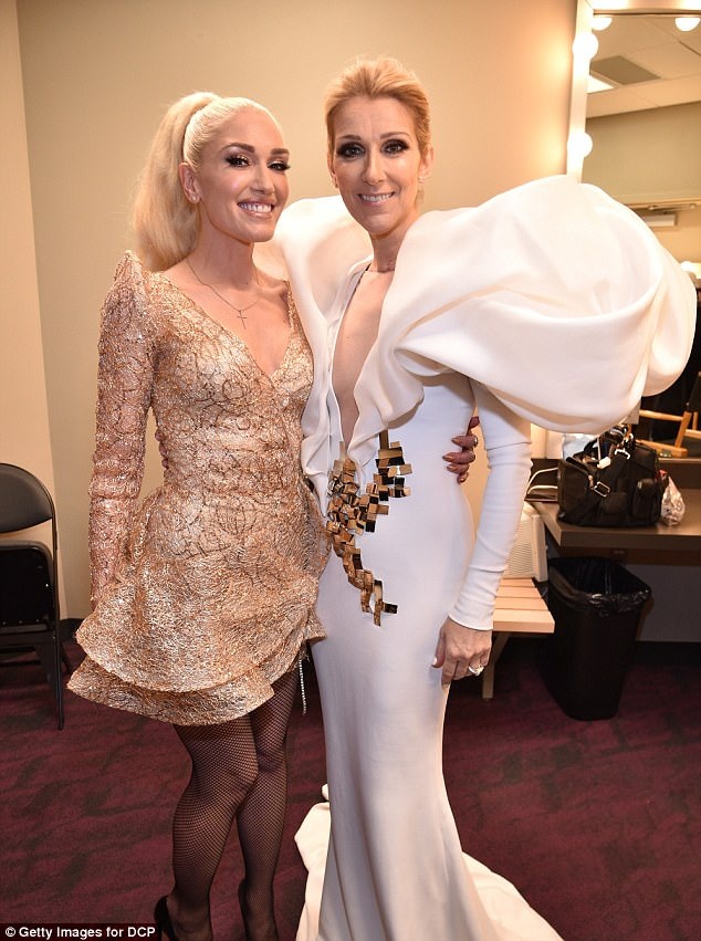 Celine Dion đeo nữ trang 3 triệu đô la lên sân khấu - 4
Trong hậu trường, Celine thân thiện chụp hình với các nghệ sỹ khác trong đó có ca sỹ Gwen Stefani