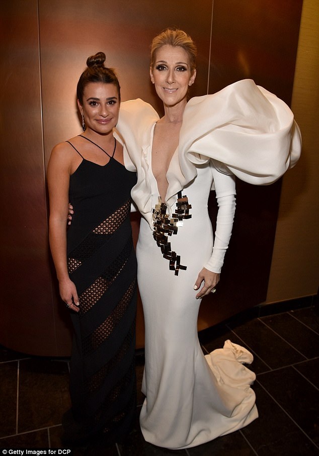 
Lea Michele không bỏ qua cơ hội chụp hình cùng ca sỹ mà cô rất hâm mộ
