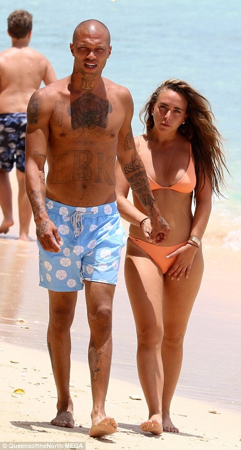Con gái ông chủ Topshop hạnh phúc bên "tội phạm điển trai" Jeremy Meeks - 1
Nam người mẫu Jeremy Meeks, 33 tuổi và bạn gái Chloe Green, 26 tuổi đang tận hưởng kỳ nghỉ tại Barbados