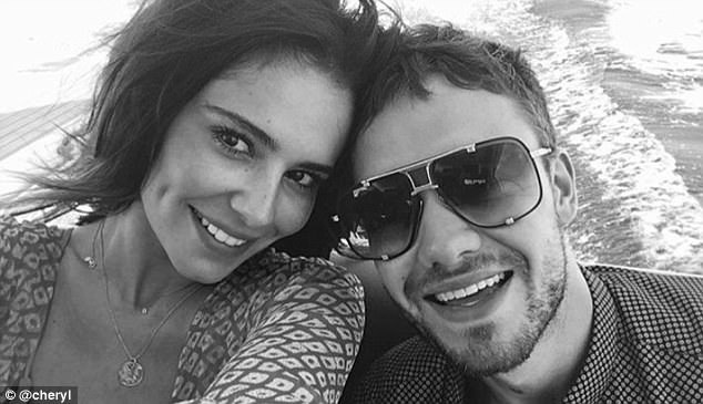 Cheryl hạnh phúc bên bạn trai kém 10 tuổi - 1
Cheryl và khoảnh khắc ngọt ngào bên bạn trai Liam Payne
