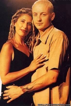 Những hình ảnh ít biết về gia đình của Chester Bennington - 4
Chester Bennington kết hôn lần đầu tiên với vợ là Samantha Bennington vào năm 1996, cặp đôi có với nhau 1 đứa con sinh năm 2002 và chia tay vào năm 2005