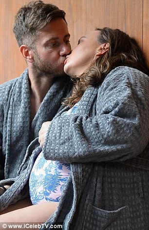 Bầu bí, người đẹp Anh được bạn trai cưng chiều hết mực - 8
Ryan đang là một giáo viên dạy thể dục.