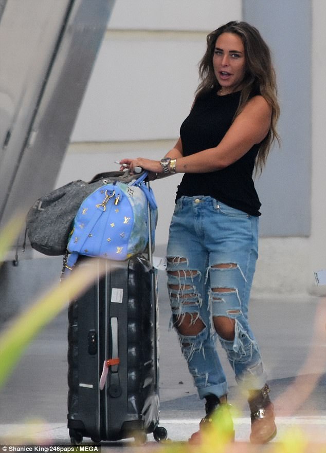 Con gái ông chủ hãng Topshop hẹn hò với “tội phạm đẹp trai” Jeremy Meeks - 3
Chloe Green là kiều nữ giàu có nổi tiếng nước Anh. Bố cô là tỷ phú Philip Green, người sở hữu khối tài sản gần 4 tỷ bảng Anh, ông chủ hãng thời trang Topshop danh tiếng