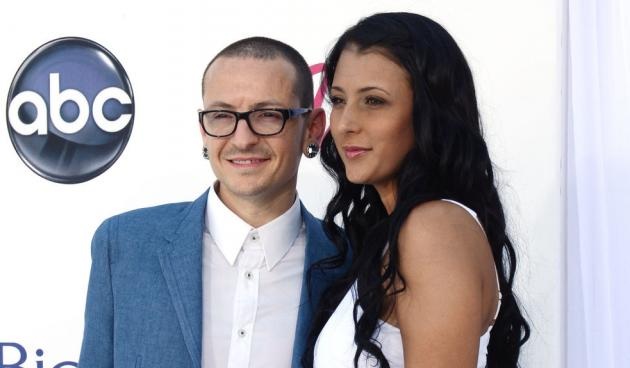 Những hình ảnh ít biết về gia đình của Chester Bennington - 5
Sau đó nam ca sỹ người Mỹ kết hôn với cựu người mẫu Playboy Talinda Ann Bentley và sinh liền 3 đứa con