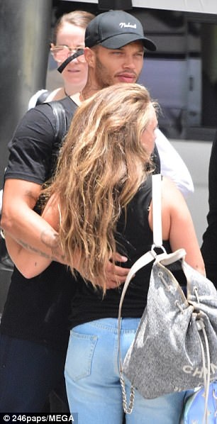 Con gái ông chủ hãng Topshop hẹn hò với “tội phạm đẹp trai” Jeremy Meeks - 4
Jeremy Meeks, 33 tuổi nổi tiếng 1 cách oái oăm - sau khi bức ảnh anh này bị bắt được đăng tải trên trang Facebook của sở cảnh sát Stockton năm 2014. Jeremy khi đó bị bắt vì tội tàng trữ súng lục và súng trường trái phép. Ra tù anh chàng này trở thành người mẫu khá đình đám