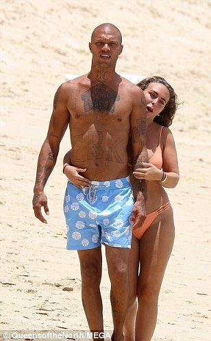 Con gái ông chủ Topshop hạnh phúc bên "tội phạm điển trai" Jeremy Meeks - 4
Nhiều nguồn tin khẳng định Jeremy Meeks hẹn hò với Chloe từ khi chưa chia tay vợ là Melissa