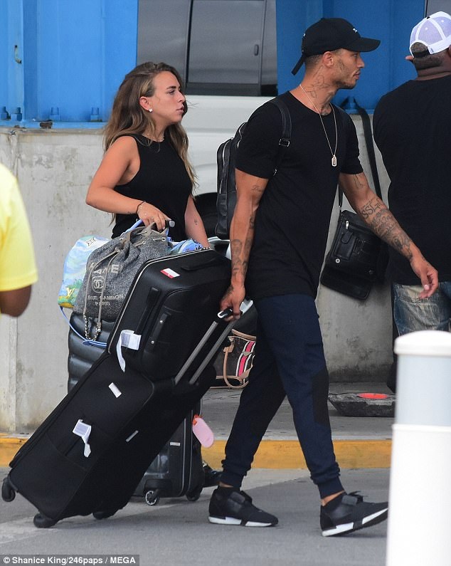 Con gái ông chủ hãng Topshop hẹn hò với “tội phạm đẹp trai” Jeremy Meeks - 5
Jeremy Meeks đã chia tay người vợ 8 năm Melissa Meeks để tới với tình yêu mới. Dù chưa hoàn tất thủ tục ly dị nhưng Melissa Meeks vẫn thoải mái công khai mối quan hệ tình cảm