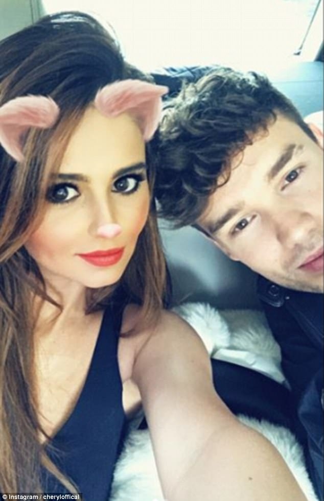 Cheryl hạnh phúc bên bạn trai kém 10 tuổi - 5
Liam Payne và Cheryl hẹn hò từ đầu năm 2016 sau khi Cheryl ly dị người chồng thứ 2 được ít tháng