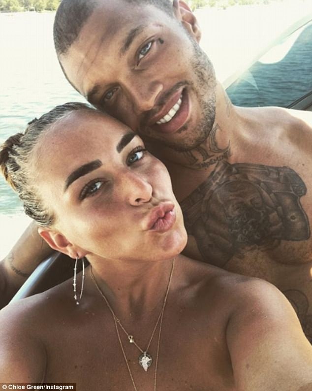 Con gái ông chủ hãng Topshop hẹn hò với “tội phạm đẹp trai” Jeremy Meeks - 6
Chloe Green vốn là người không may mắn trong tình yêu - cô đã hẹn hò nhiều người nhưng quan hệ đều ngắn ngủi