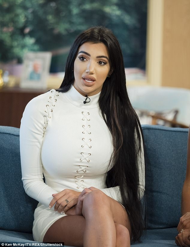 “Tôi không ngửi được mùi sau khi phẫu thuật mũi” - 1
Người đẹp dao kéo Chloe Khan kín đáo bất ngờ khi làm khách trong show truyền hình This Morning ngày 10/8 vừa qua