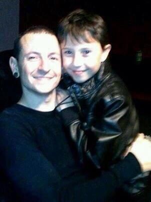 Những hình ảnh ít biết về gia đình của Chester Bennington - 10
Những hình ảnh ngọt ngào của Chester Bennington bên các con sẽ được các fans lưu giữ mãi.