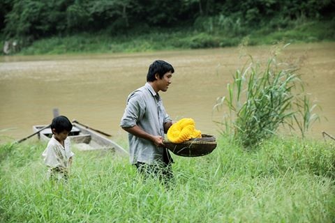 Phim Việt “vứt” tiếng cười, loại chân dài… để xoáy vào nỗi đau thương - 3 Cha cõng con tác động mạnh đến lòng nhân ái đang bị rơi rụng trong xã hội. Ảnh: TL.