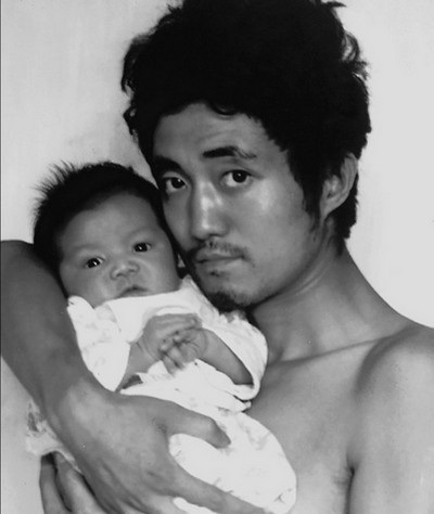 Tian Jun chụp chung cùng con trai mới chào đời bức ảnh đầu tiên vào năm 1986
