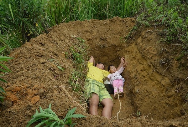 Câu chuyện cha đào mộ cho con gái 2 tuổi khiến cộng đồng mạng rơi nước mắt - 1