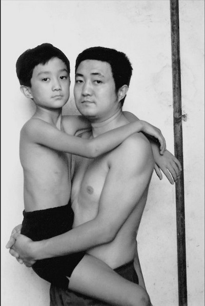 Bức ảnh năm 1997 là năm cuối cùng cậu bé Tian Li còn được cha bế để chụp ảnh chung