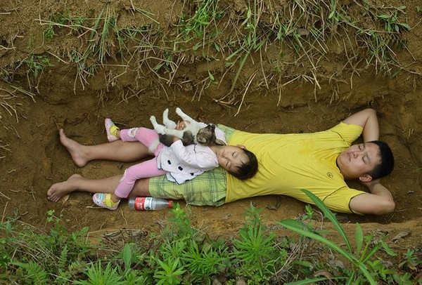 Hình ảnh Liyong và con gái cùng nằm trong ngôi mộ do chính anh đào khiến nhiều người cảm động