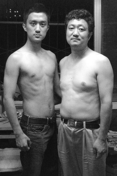 Năm 2007, Tian Li tốt nghiệp trường Cào đẳng ngành đạo diễn phim. Bức ảnh này được chụp vào mùa đông, thay vì mùa hè như những bức ảnh khác, nhưng hai cha con vẫn cởi trần để giữ nguyên phong cách chụp ảnh