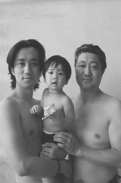 Bức ảnh chụp năm 2015 với sự xuất hiện của Timothy, con trai của Tian Li. Năm 2014 là năm duy nhất mà cha con Tian Li không chụp chung ảnh với nhau vì anh đã chuyển sang Mỹ làm việc và bức ảnh năm 2015 đánh dấu sự xuất hiện của một thế hệ mới trong gia đình