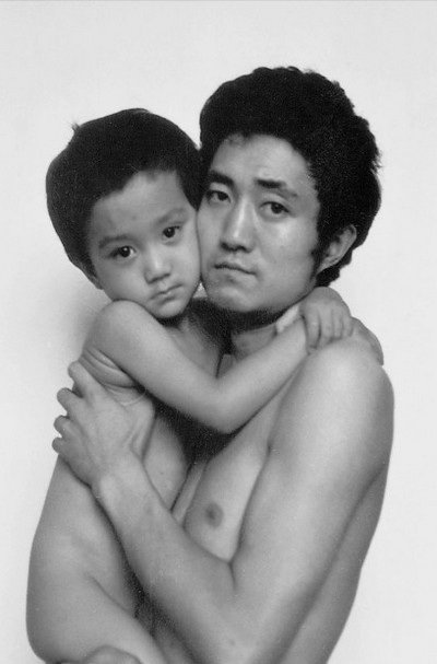 Bức ảnh năm 1989. Tian Li giải thích lý do vì sao cha con anh cởi trần khi chụp những bức ảnh vì sinh nhật của anh vào mùa hè, khi thời tiết rất nóng nực và cả hai luôn giữ điều này trong mọi bức ảnh chụp