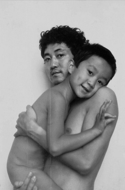 Bức ảnh năm 1990. Tian Li cho biết lúc còn trẻ anh chưa bao giờ cảm nhận được sự ý nghĩa của những bức ảnh chụp cùng cha mình