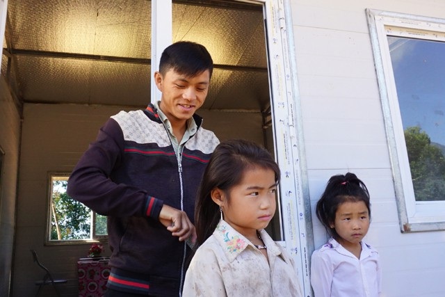 Hình ảnh xúc động về thầy cô giáo vùng cao xứ Nghệ - 6 Thầy giáo điểm trường lẻ Nậm Tột, Trường Tiểu học Tri Lễ 4 (xã biên giới Tri Lễ, Quế Phong, Nghệ An) chải đầu cho học sinh. Điểm bản lẻ này có 47 học sinh là con em đồng bào Mông sinh sống sát biên giới Việt - Lào