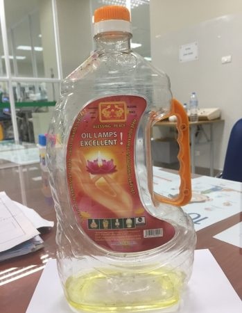 Chuyên gia cảnh báo mối nguy chết người vì uống nhầm hóa chất ở trẻ em - 1 Chai dầu đặt ngay trong tầm với, dưới góc nhà khiến bé H nghĩ là đồ uống được nên đã uống.