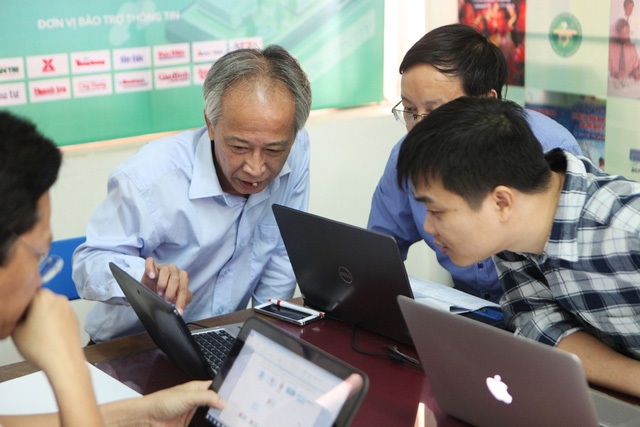 Giải thưởng Nhân tài Đất Việt: Đi tìm các gương mặt xuất sắc vào vòng chung khảo - 16
Hội đồng chấm sơ khảo tập trung phân tích đánh giá sản phẩm cũng như phản biện lẫn nhau trước khi đưa ra điểm số. Kết quả vòng sơ khảo sẽ được công bố vào ngày 31/10 tới.